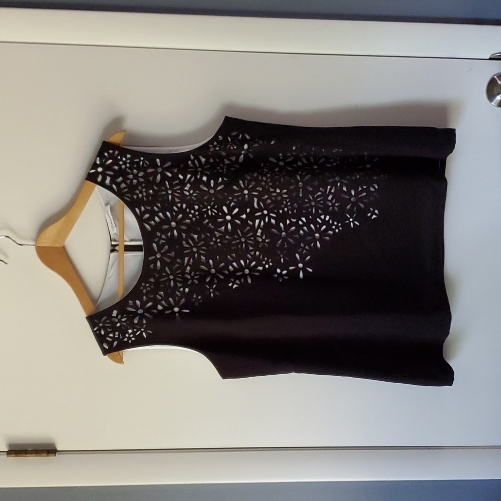 Like new! Calvin Klein Esra cut out detail blouse in black, size XL.